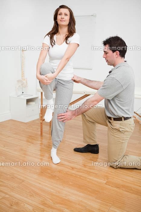 Peaceful brunette woman stretching her leg in a roomの写真素材 31596909