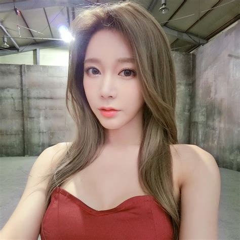 Han Ji Eun Korean Model Strapless Dress Camisole Top Singer Tank