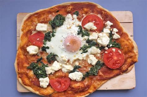 Pizza Fiorentina Mit Spinat Schafkäse Und Ei Rezept