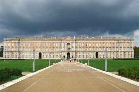 Scheletro Nei Giardini Della Reggia Di Caserta Potrebbe Essere Di Un Enne Scomparso Lo Scorso