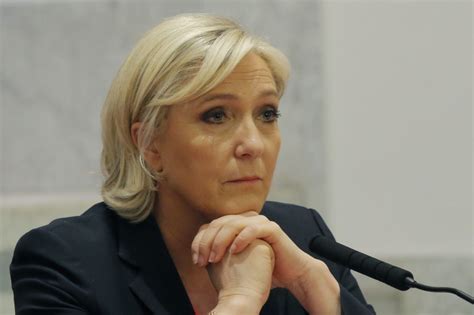 Marine le pen proposes banning muslim headscarves in public in france. France: Marine le Pen défie tous azimuts Emmanuel Macron | La Presse