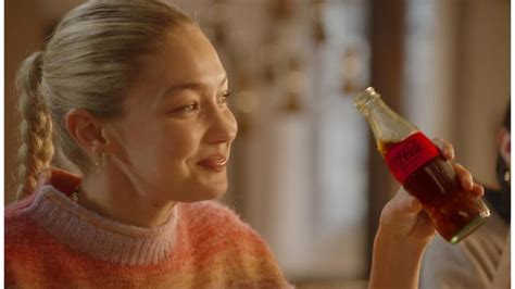 coca cola lance une nouvelle campagne publicitaire mondiale avec gigi hadid pour promouvoir les