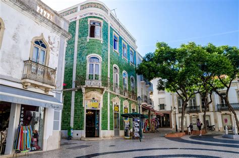 Португалия притежава богато, моряшко минало, превъзходни плажни курорти и пейзаж, увенчан с маслинови горички, лозя и житни полета. Лагос (Португалия) - достопримечательности с фото