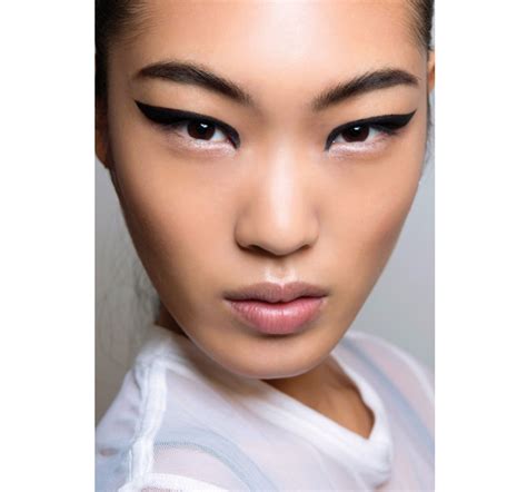 Beauty Trend Report Spring 2015 Bold Eyeliner And Lots Of