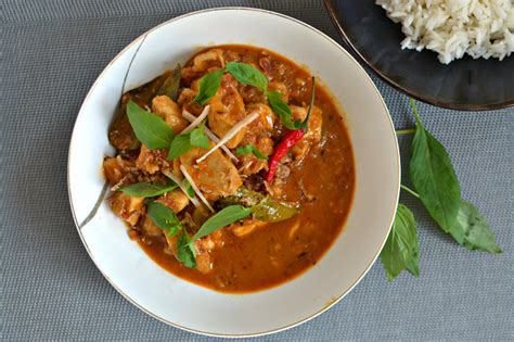 'spicy curry') is a popular thai dish consisting of red curry paste cooked in coconut milk with meat added, such as chicken, beef, pork, duck or shrimp, or vegetarian protein source such as tofu Curry thaï au tamarin de Chiang Mai : la recette facile