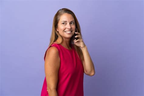 premium photo middle age brazilian woman isolated on purple wall keeping a conversation with