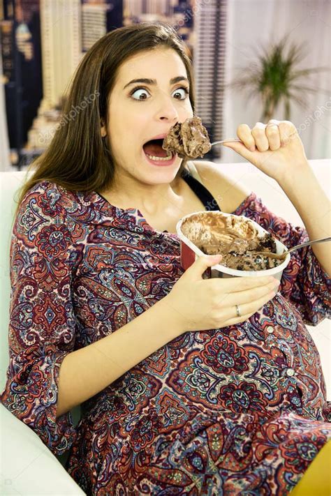 Divertida Mujer Embarazada Hermosa Comiendo Una Cuchara Grande De Helado De Chocolate 2023