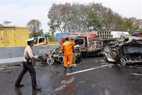 Kecelakaan Di Tol Cipularang Akibat Dump Truk Overload Koran