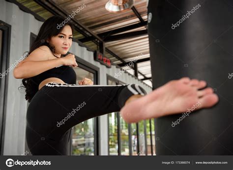 Hermosa Chica Práctica Muay Thai Boxeo Fotografía De Stock © Blanscape