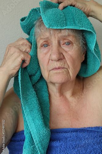 Senior Women Towel Drying Her Hair After Shower Acheter Cette Photo