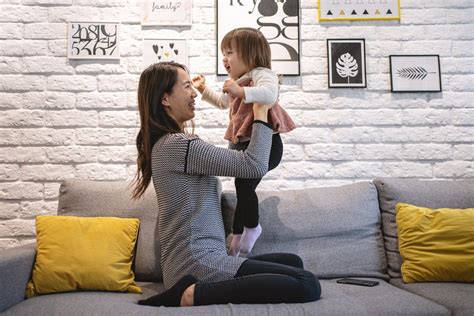 How To Properly Pick Up Your Toddler According To Experts