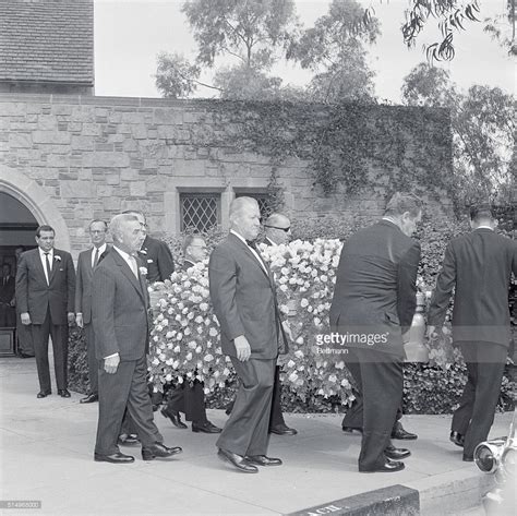 Errol Flynns Funeral In 1959 Celebrities Who Died Young Photo