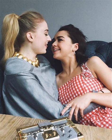 Sophie Turner And Maisie Williams Scrolller