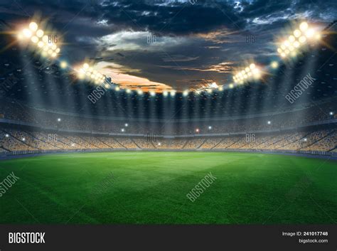 Scopri immagini su {{searchview.params.phrase}} in base alla tonalità di colore. Stadium Lights Flashes Image & Photo (Free Trial) | Bigstock