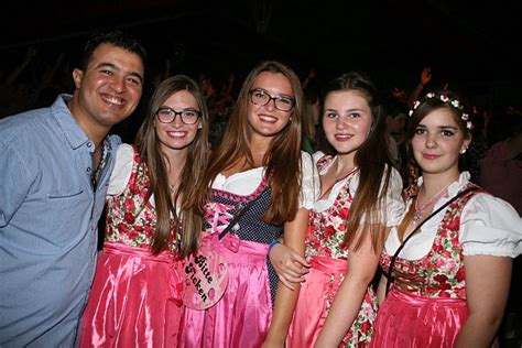 Fotostrecke Volksfest Stimmung Sexy Die Schönsten Dirndl Girls Region And Land