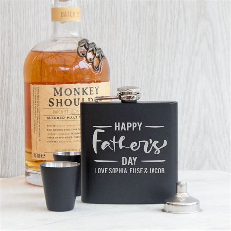 Just because your dad's growing older doesn't mean he can't be fashionable too. Hip Flask Gift Set - Happy Fathers Day Design Personalised ...