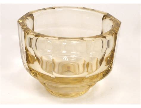 More than 350 exceptional signatures. Vase en cristal taillé, signé Cristallerie "Daum Nancy ...