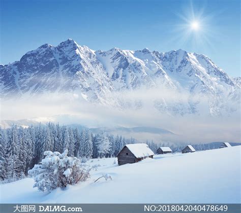 白雪覆盖的大山与房子树木高清图片大图网图片素材