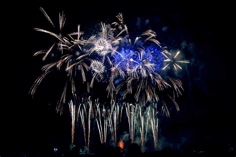 Light Sky Sparks 4k Glowing Celebration Multi Colored Firework
