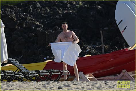 Hugh Jackman Goes Shirtless For Hawaiian Beach Vacation Photo 3358580