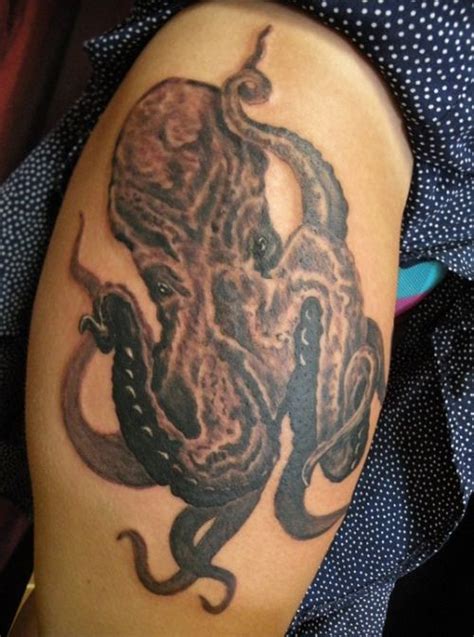 Whether you have a tattoo or not, here are some facts about tattoos that you might not know! Crazy Tattoo Facts: Octopus Tattoos | Thigh tattoo men ...