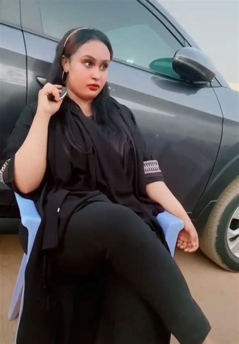 شاهد بالفيديو مودل سودانية فاتنة تستعرض سيارتها الجديدة على أنغام ناس كتيرة لي حساد تحصد