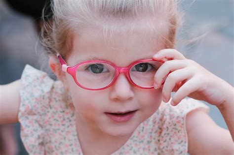 Kids And Glasses Warning Signs And The Best Eyewear For Kids Mama Writes