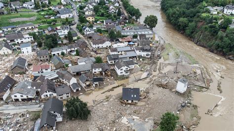 Hochwasser In Der Eifel Gaffer Blockieren Rettungswege Weitere