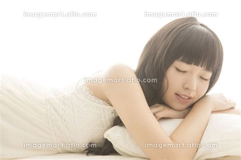 寝転がる女性の写真素材 [24028242] イメージマート