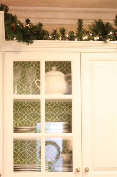 This is my actual kitchen 12 ft garland and white lights with. 10 Kitchen Christmas Decoration Ideas | Christmas kitchen decor, Christmas home, Above kitchen ...