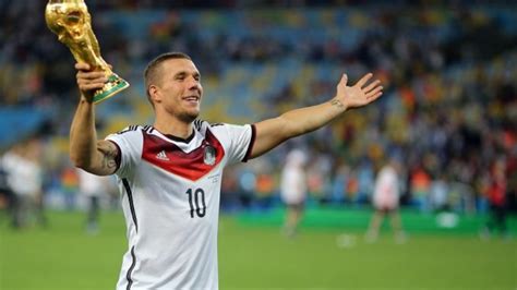 Lukas podolski erklärte nun, was die nationalelf dazu denkt. Feiert Lukas Podolski ein Comeback in der deutschen ...