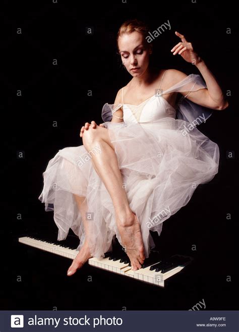 Ballerina Rehearsal Piano Ballet Dancer Fotos Und Bildmaterial In Hoher Auflösung Alamy