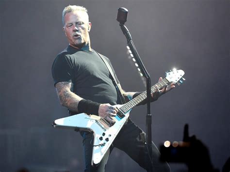 Metallica Group Hug James Hetfield Gets Emotional Onstage About