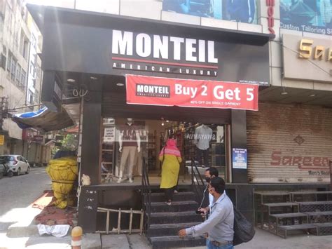 Free Photo New Delhi Karol Bagh Market Getting Ready To Reopen Shops