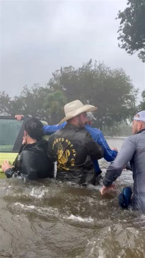 Good Samaritans save elderly Florida man from flooded car during