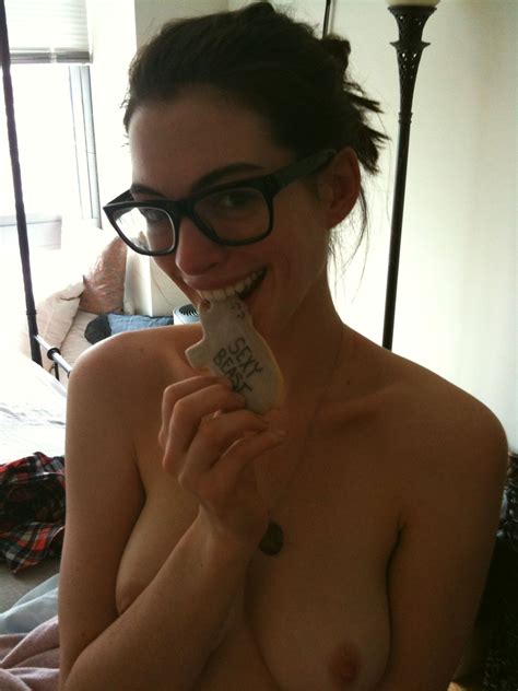 Anne Hathaway Nue Photos Intimes Aout Les Stars Nues En