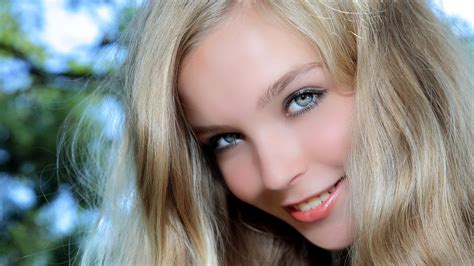 Free Download Hd Wallpaper Blonde Woman Face Smile Model Sienna Women Blond Hair