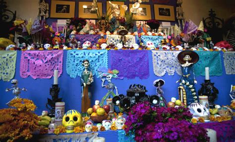 El altar de día de muertos es una gran tradición mexicana, es una manera de rendirles culto a los difuntos existen diferentes tipos de altares de día de muertos con diferentes significados. 10 elementos que NO pueden faltar en el altar de Día de ...