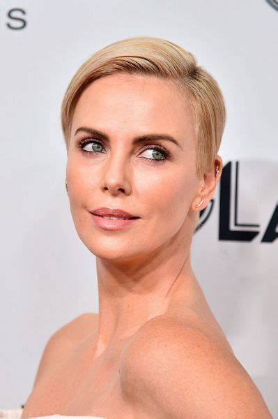 Charlize Theron White Decollete Long Dress Charlize Theron Imágenes