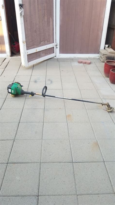 To solve this problem, open the spark plug hole with it facing away from you to drain all the fuel in the tank. Weedeater Gas Featherlite SST25CE string trimmer for Sale in Visalia, CA - OfferUp