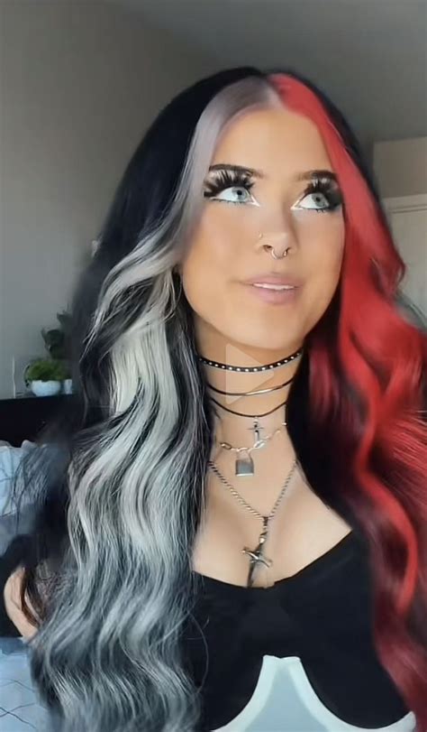 Pin By Alejandra Valentina On Peinados In Bold Hair Color Split Dyed Hair Hair Inspo Color