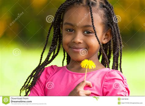 Retrato Exterior De Uma Menina Preta Nova Bonito Pessoa Africano Foto