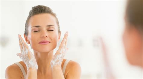 Why You Should Wash Your Face With A Cleanser Instead Of Soap Saloni