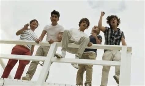 What makes you beautiful album. One Direction - What Makes You Beautiful - Music Video ...