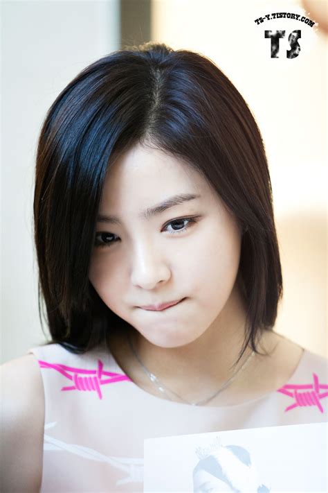 Cute Korean Actress Shin Se Kyung