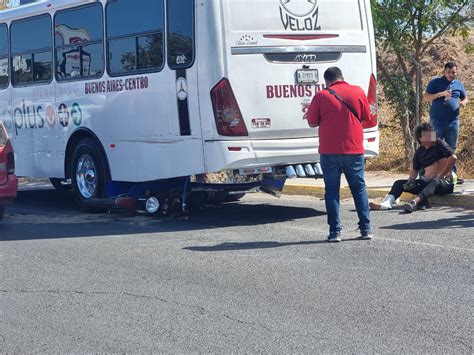 Motociclista choca contra camión urbano en Culiacán y resulta herido