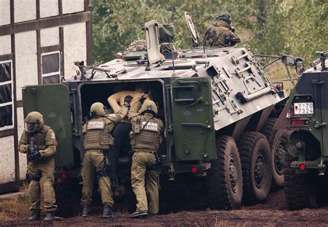 Zur wahrnehmung hoheitlicher eine schleichende vermischung der kompetenzen für innere und äußere sicherheit ist schon allein aus gründen der bewahrung der demokratie eindeutig. Deutschland: Einsatz der Bundeswehr im Innern verkündet ...