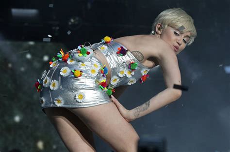 Review Miley Cyrus Gets Down As Everyone Gets Up For Pharrell At