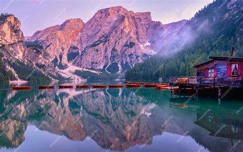 Озеро Lago Di Braies в горах италия Pragser Wildsee в южном тироле