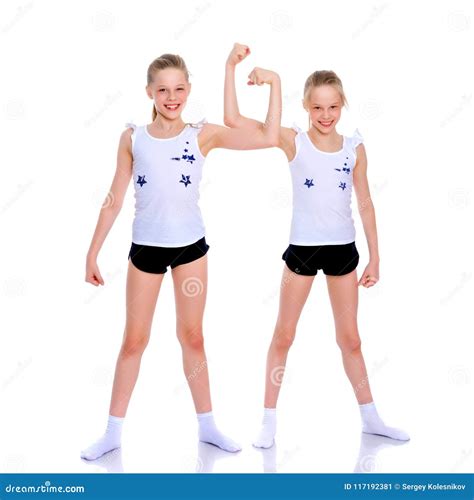 Гимнасты девушек показывают их мышцы Стоковое Изображение изображение насчитывающей гимнастика